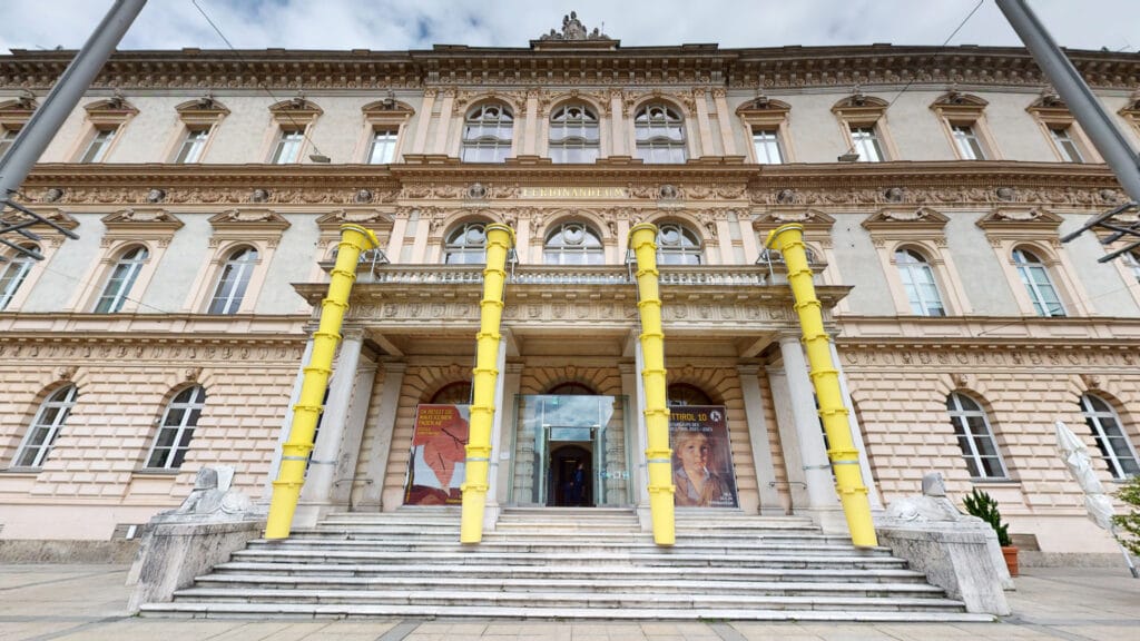 Facciata del museo Ferdinadeum di Innsbruck in occasione della mostra The Museum Game di Anna Scalfi - immagine tratta dal virtual tour 3D
